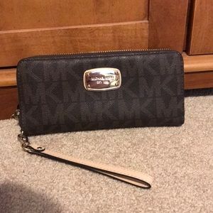 Michael Kors Jet Set Travel Wallet